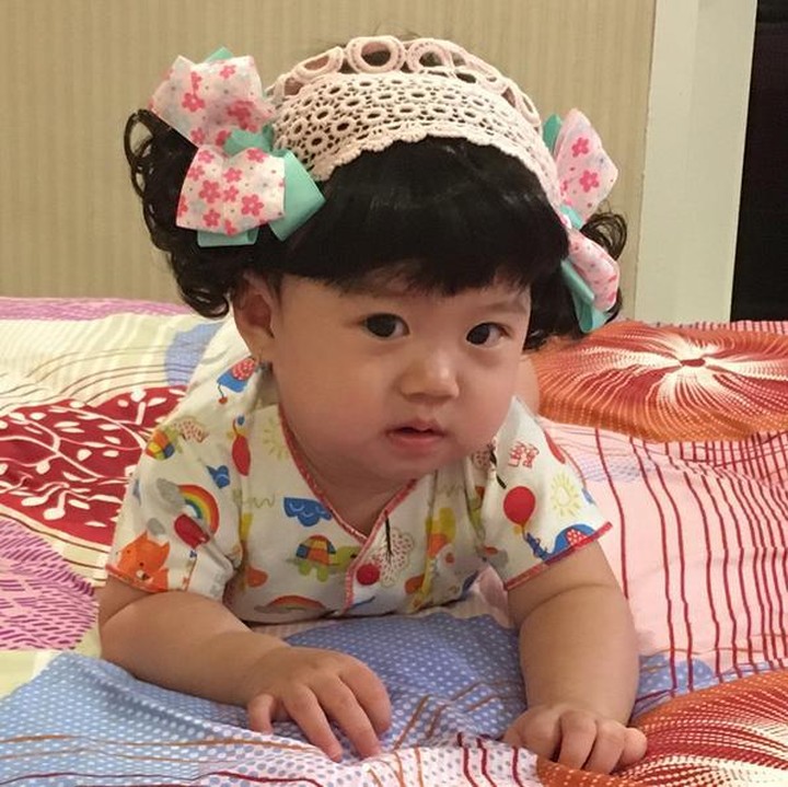 <span style="color: #222222; font-family: arial, sans-serif; font-size: 12.8px;">Gembil pipinya ditambah wig yang membuat kamu jadi menggemaskan. Lucu, gemas! (Foto: Instagram @cellalim)</span>