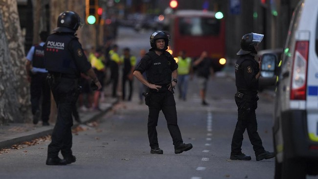 Kepolisian Spanyol menduga aksi penabrakan mobil ke kerumunan di kawasan Las Ramblas di Barcelona berkaitan dengan insiden ledakan sehari sebelumnya di Alcanar.