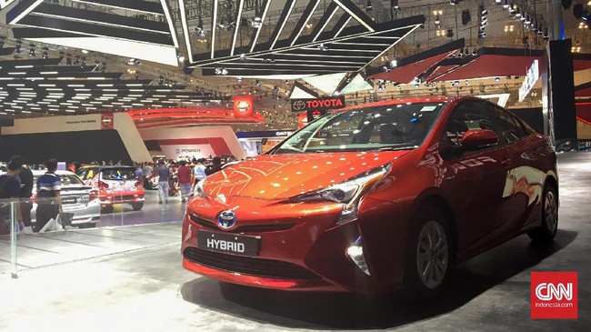 Sebanyak 1.500 pengguna mobil yang tergabung dalam 18 Toyota Owner Club (TOC) di Jabodetabek jajal mobil hybrid di Jakarta.