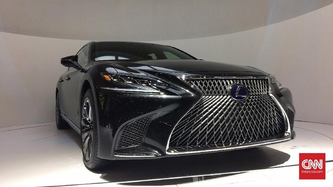 Lexus membawa dua mobil mewah anyar, Lexus The Entirely-New LS 500 untuk pasar sedan mewah dan Lexus NX 300 untuk mobil SUV.