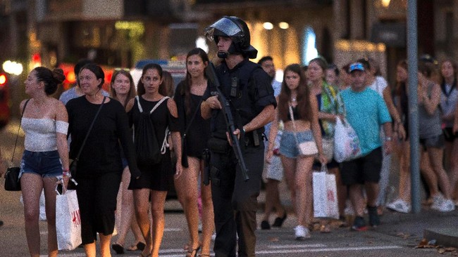 Kepolisian Spanyol menembak mati 'empat tersangka teroris' yang beraksi di Cambrils, kota dekat Barcelona, di mana aksi teror terjadi sehari sebelumnya.