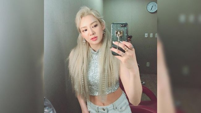 Hyoyeon mengunggah video dirinya mengenakan kebaya putih melalui akun Instagram pribadinya, Jumat (18/8) sebelum tampil di Monas.