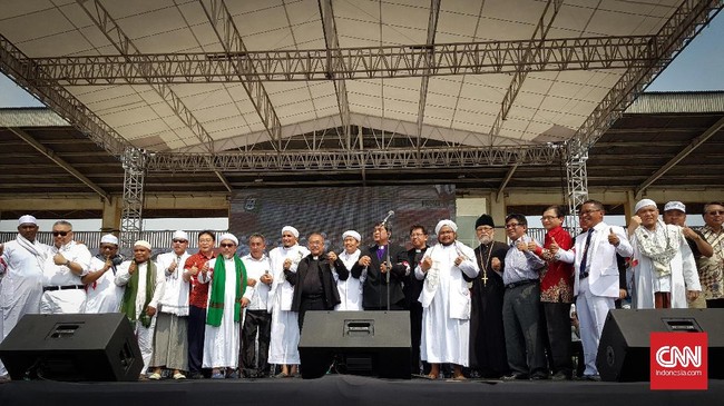 FOTO: Milad FPI, Gerakan Salat Subuh, dan Lagu Sabang-Merauke