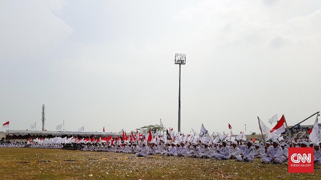 Ribuan anggota ormas itu bernyanyi kala pimpinan DPP FPI bergandengan tangan dengan perwakilan Forum Kerukunan Umat Beragama (FKUB) di atas panggung.