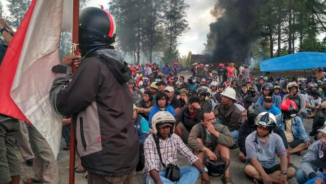 Ribuan karyawan yang mogok melakukan perusakan dan membakar fasilitas milik PT Freeport Indonesia di Terminal Gorong-gorong, Timika, Papua, Sabtu (19/8) malam.