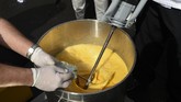 FOTO: Festival Telur Dadar Raksasa yang Menggiurkan Belasan ribu telur dipecahkan untuk membuat 6500 omelete (telur dadar) raksasa di Malmedy, Belgia. Festival tahunan itu pertama kali digelar dua dekade silam.