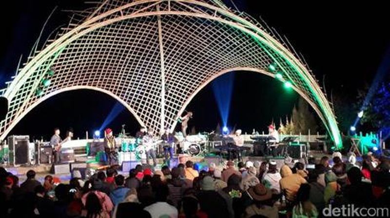 Ingin menikmati musik jazz dari ketinggian lebih dari 2.000 meter di atas permukaan laut?