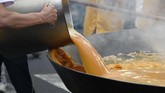 FOTO: Festival Telur Dadar Raksasa yang Menggiurkan Belasan ribu telur dipecahkan untuk membuat 6500 omelete (telur dadar) raksasa di Malmedy, Belgia. Festival tahunan itu pertama kali digelar dua dekade silam.