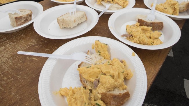 FOTO: Festival Telur Dadar Raksasa yang Menggiurkan