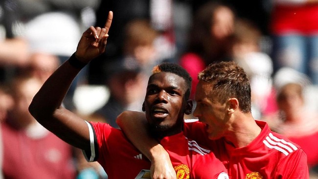 Manchester United berhasil menang atas Swansea City dengan skor 4-0. Kemenangan ini membuat Setan Merah makin kokoh di puncak klasemen.