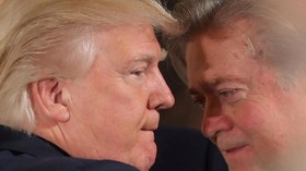 Dipecat, Steve Bannon Bersumpah Tetap Membela Trump
