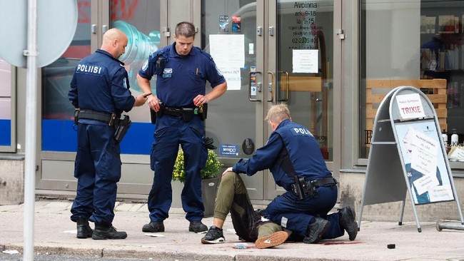 Aksi penikaman terjadi di Finlandia dan Siberia. Dua orang tewas dan belasan lain terluka.