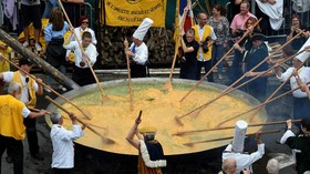FOTO: Festival Telur Dadar Raksasa yang Menggiurkan