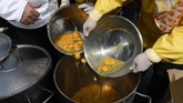 FOTO: Festival Telur Dadar Raksasa yang Menggiurkan Belasan ribu telur dipecahkan untuk membuat 6500 omelete (telur dadar) raksasa di Malmedy, Belgia. Festival tahunan itu pertama kali digelar dua dekade silam.