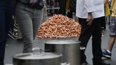 FOTO: Festival Telur Dadar Raksasa yang Menggiurkan Belasan ribu telur dipecahkan untuk membuat 6500 omelete (telur dadar) raksasa di Malmedy, Belgia. Festival tahunan itu pertama kali digelar dua dekade silam.