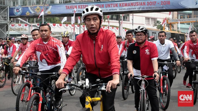 Presiden Joko Widodo memerintahkan menterinya segera menerapkan kebijakan pencampuran biodiesel di BBM guna menekan impor dan menghemat penggunaan dolar AS.