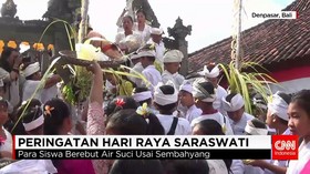 Peringati Hari Raya Sarawati Ratusan Siswa Berebut Air Suci