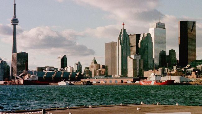 Ada banyak kegiatan kongko di Toronto yang foto dan videonya diunggah Markle dalam akun Instagram-nya.