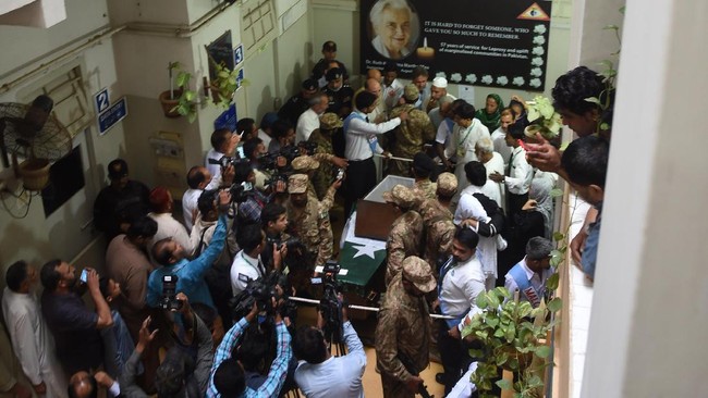 Pemakaman Ruth Pfau, biarawati asal Jerman, dilakukan secara kenegaraan. Jarang sekali seorang Kristen sekaligus orang asing dihormati begitu rupa di Pakistan.