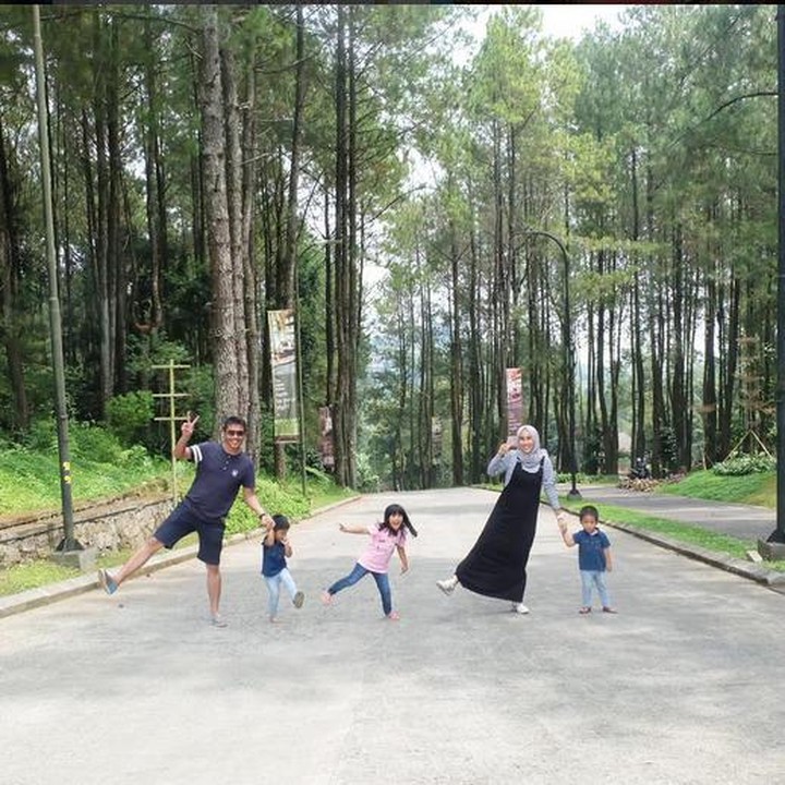 <p>Nah, momen ketika liburan juga sering dipakai nih untuk foto keluarga. (Instagram: wita_motsy)</p>