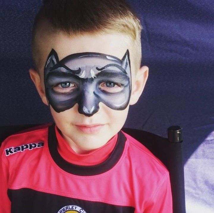 Topeng Batman ini lukisan, lho. (Foto: Instagram @acefaceface17)