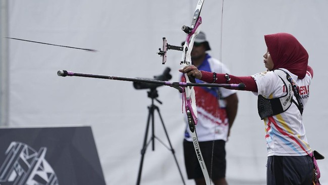 Tim panahan Indonesia kembali memberikan emas untuk kontingen Merah Putih. Kali ini emas disumbangkan oleh tim beregu campuran dengan mengalahkan Malaysia.