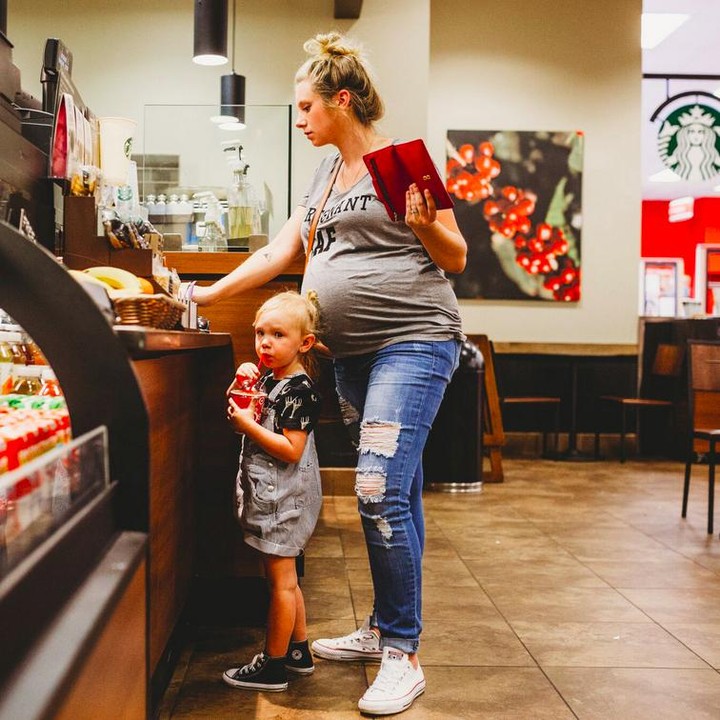 <div>Lagi beli kopi kayak gini pun bisa jadi maternity photoshoot yang keren lho. (Foto: Heather Pippin/ Inspired By A True Story)</div><div> </div>