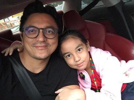 Penuh Makna, Engku Emran Selipkan Lirik Lagu Coldplay di Foto Anak Usai Cerai