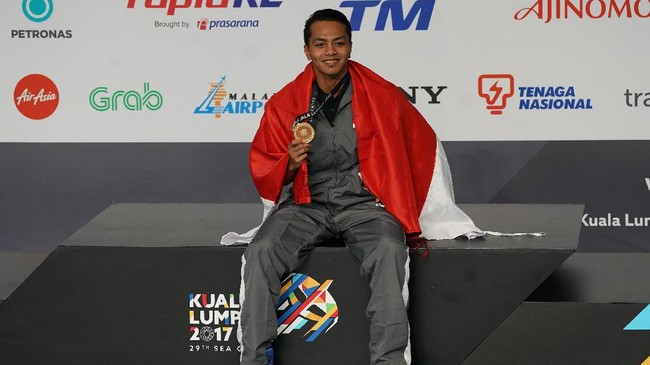 I Gede Siman Sudartawa memberi emas pertama bagi Indonesia dari cabang renang. Tidak hanya merebut emas, perenang 22 tahun itu juga memecahkan rekor SEA Games.