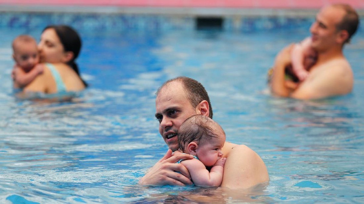 FOTO: Lucunya Bayi Mesir Saat Belajar Berenang