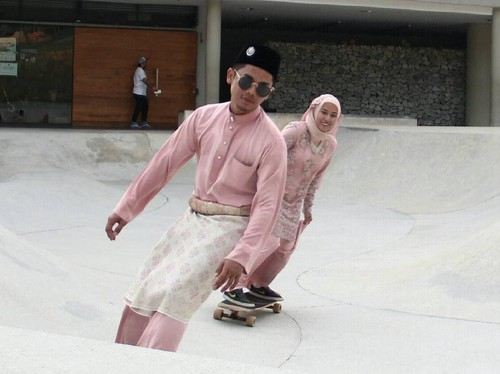 Viral, Pasangan Muslim Hipster yang Foto Pernikahannya Main Skateboard