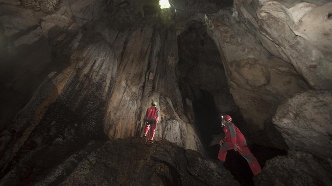 Empat mahasiswa mengalami kecelakaan saat kegiatan susur gua atau caving di Gua Batu Badak, Tasikmalaya, Minggu (18/11), satu orang di antaranya tewas.