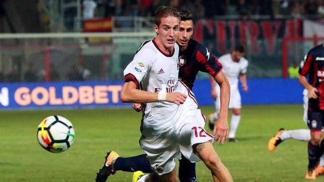 AC Milan tekuk tuan rumah Crotone 3-0, sementara Inter Milan juga mengatasi perlawanan tim tamu Fiorentina 3-0, Minggu (20/8) malam waktu setempat.