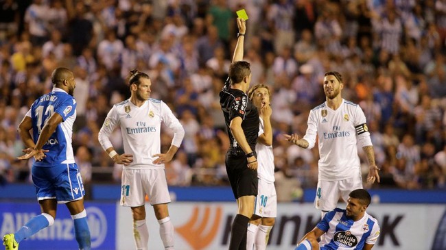 Pelatih Real Madrid Zinedine Zidane tak mau membahas kartu merah yang didapat Sergio Ramos saat melawan Deportivo meski ia mengaku kecewa dengan hal tersebut.