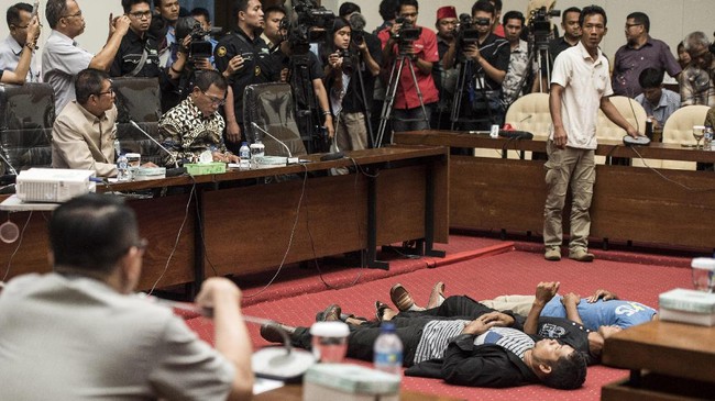 Pasal 206 Undang-undang Nomor 17 Tahun 2014 menyatakan panitia angket melaporkan tugasnya kepada rapat paripurna DPR paling lama 60 hari sejak dibentuk.