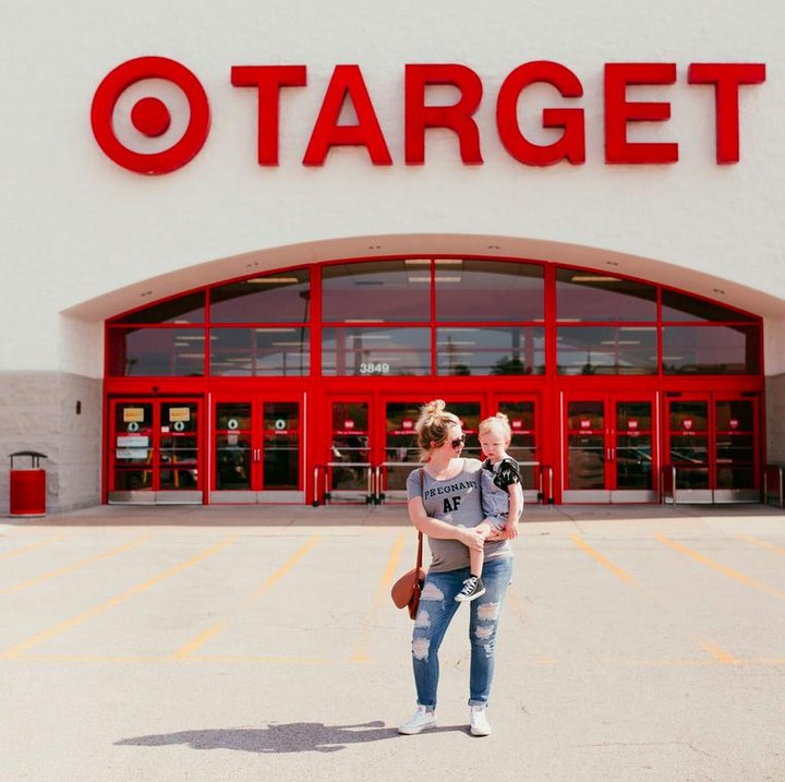 Ditemani anaknya, Avery (3), Page Miller melakukan maternity photoshoot di supermarket Target dibantu temannya, Heather Pippin yang seorang fotografer. (Foto: Heather Pippin/ Inspired By A True Story)