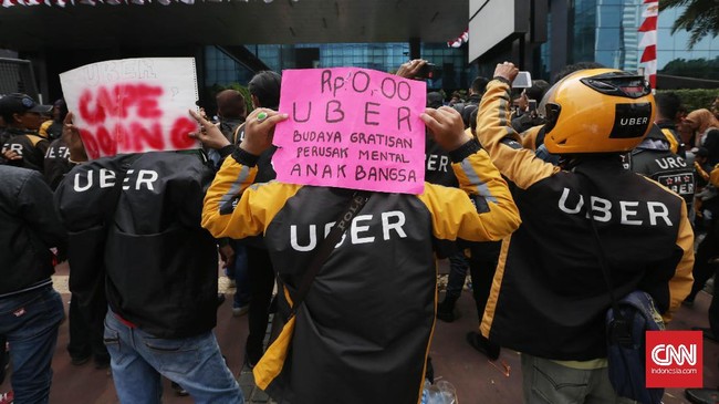 Demonstran yang merupakan pengemudi Uber Motor meyampaikan aksi protes terkait tarif promo Rp0 dan pemotongan tarif dasar sebesar 10 persen.