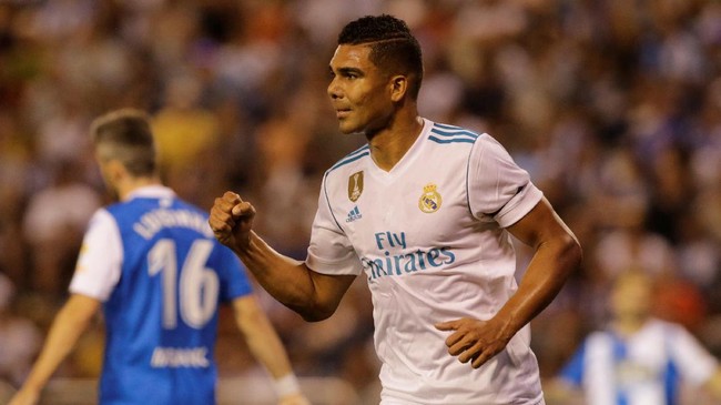 Gelandang Real Madrid, Casemiro, menikmati gol demi gol yang dicetak rekan-rekannya ke gawang Deportivo La Coruna dalam lanjutan La Liga, Minggu (21/1).