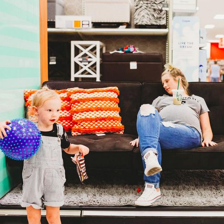 Lucu ya, Avery lagi asik main, bundanya kayaknya lagi capek. Perut yang besar juga bisa jadi 'tatakan' kopinya untuk sementara. (Foto: Heather Pippin/ Inspired By A True Story)