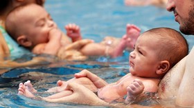 FOTO: Lucunya Bayi Mesir Saat Belajar Berenang