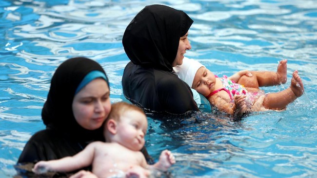 FOTO: Lucunya Bayi Mesir Saat Belajar Berenang