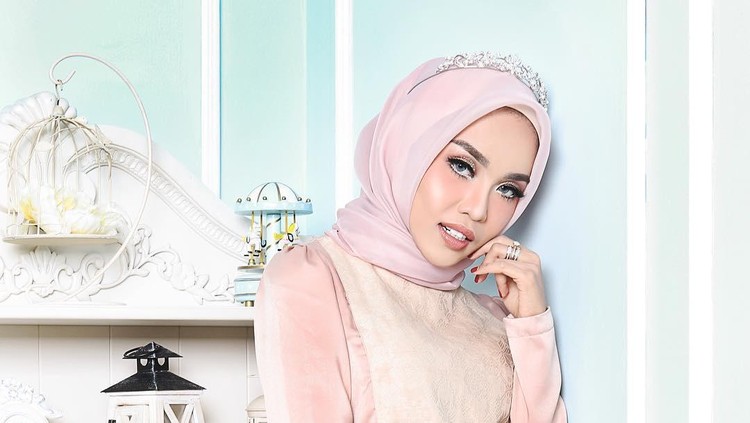5 Fakta Medina Zein, Miliuner Muda yang Polisikan Irwansyah Gerah dibilang panjat sosial, ini lima fakta Medina Zein. Mulai dari pebisnis miliuner hingga istri adik Sarah Azhari.