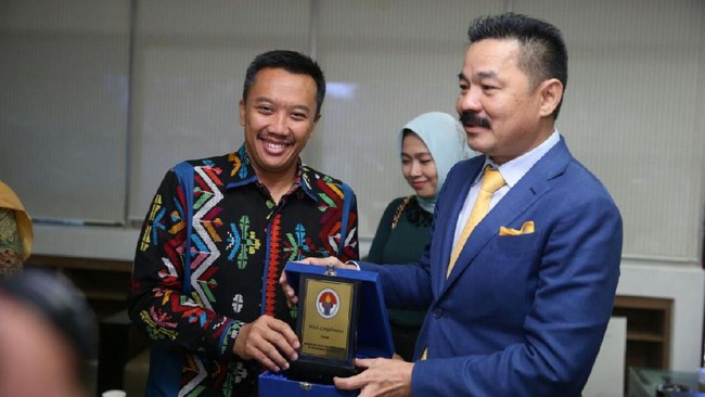 Menpora Imam Nahrawi meminta Dubes RI untuk Malaysia Rusdi Kirana agar mengerahkan suporter untuk mendukung kontingen Indonesia, terutama Timnas U-22.
