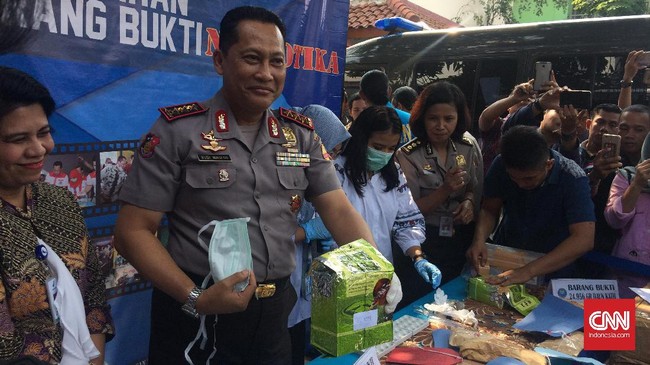 Total sabu sitaan hasil selundupan oknum polisi mencapai 45 kilogram. Sebanyak 10 tersangka telah diamankan BNN.