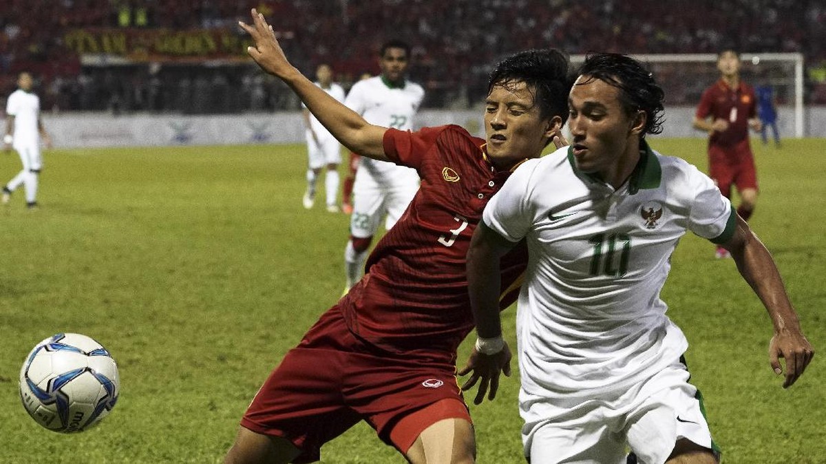 FOTO: Timnas Indonesia Jatuh-Bangun Tahan Gempuran Vietnam