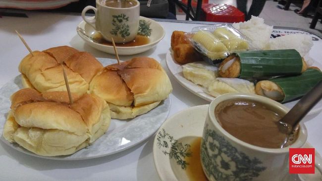 Warung kopi Asiang adalah salah satu kedai kopi terkenal di Pontianak. Di sana bisa mencicip 'kopi keringat' atau 'kopi telanjang' racikan Asiang.