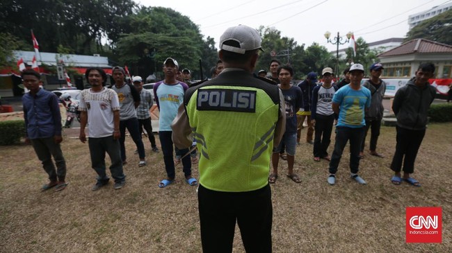 Janji honor sesuai upah minimum provinsi DKI Jakarta bagi ratusan sukarelawan polisi lalu lintas (Supeltas) hingga kini masih menjadi tanda tanya.