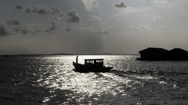 Kapal motor pompong melintas di pulau Sedanau, Kabupaten Natuna, Kepulauan Riau, Kamis (3/8). ANTARA FOTO/M Agung Rajasa/17.