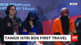 Wajah Ditutupi Cadar, Anniesa Hasibuan Terlihat Menangis