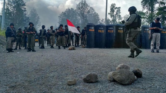 Kapolres Mamberamo Tengah AKBP Rahman terkena busur panah dalam kericuhan nan diduga dilakukan massa pendukung salah satu cawabup Mamberamo Tengah.